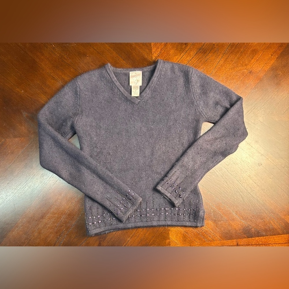 Women's V-Neck Purple Sweater size s 55% nylon 37% angora 5%lambswool 3%spandex